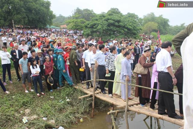 Đông đảo người dân tập trung hai bên bờ sông để theo dõi lễ nghi rước nước