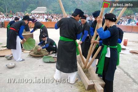 Giã cốm trong lễ hội