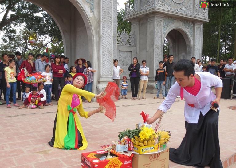 Diễn xướng hát chầu văn phục vụ đông đảo bà con nhân dân