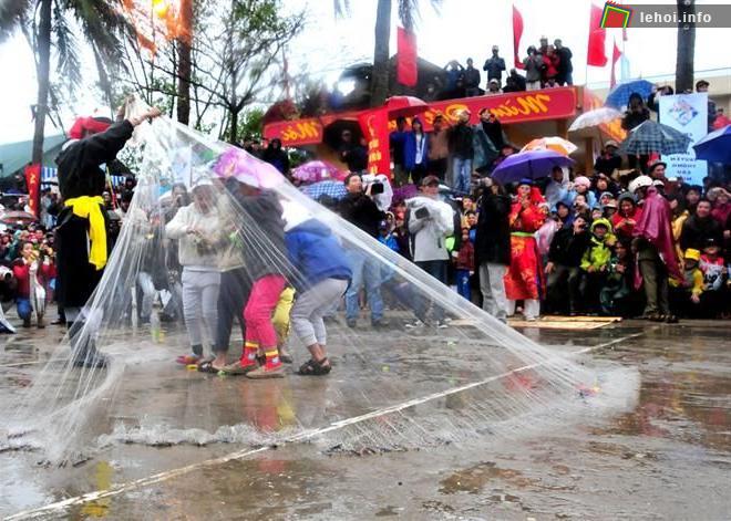 Tục lệ bủa lưới trên bờ độc đáo