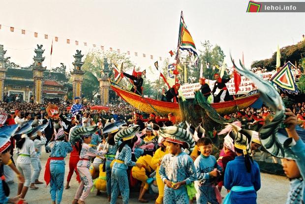 Lễ hội cầu ngư thu hút đông đảo người dân tham gia