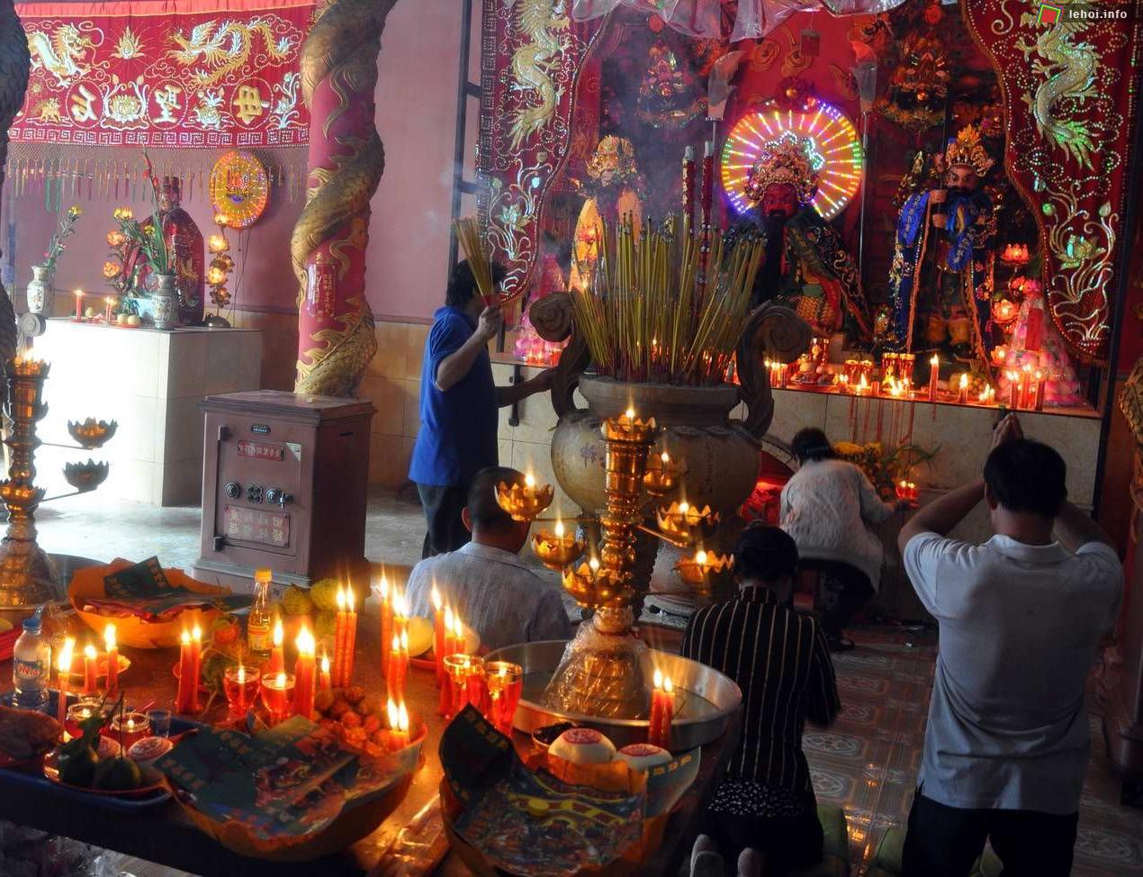 Quang cảnh hội miếu Ông Địa