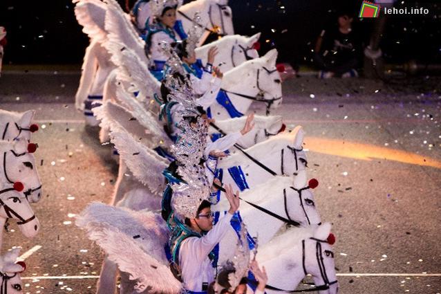 Tưng bừng trong lễ hội Chingay 2015 tại Singapore ảnh 2