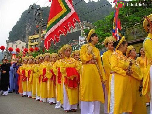 Sắc màu lễ hội đền thờ Đức Ông