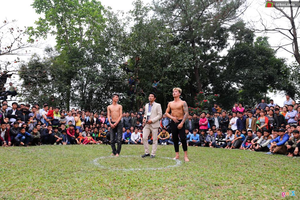 Các đô vật trước khi vào cuộc tại hội vật ở làng Hà
