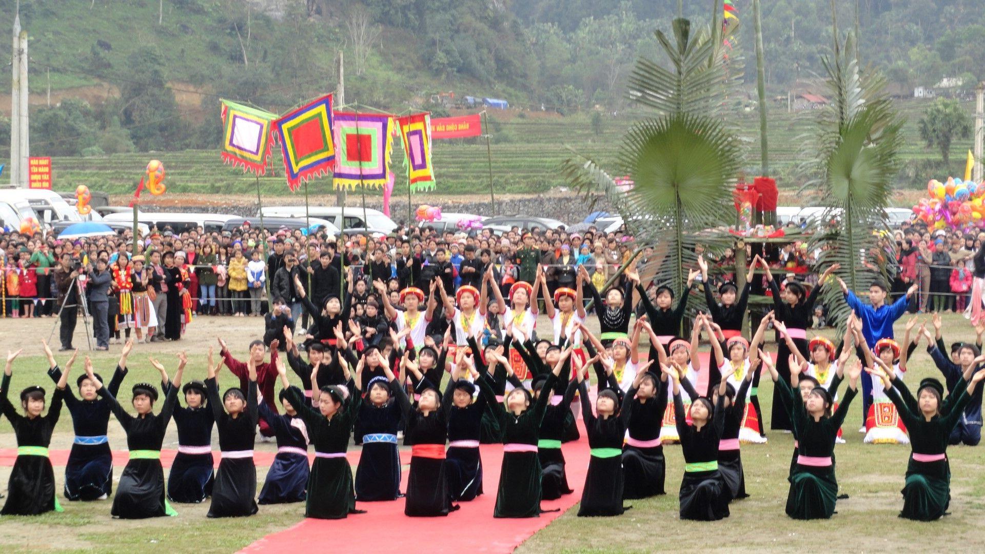 Biểu diễn văn nghệ ở lễ hội Lồng Tồng