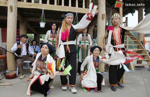 Diễn xướng dân gian 