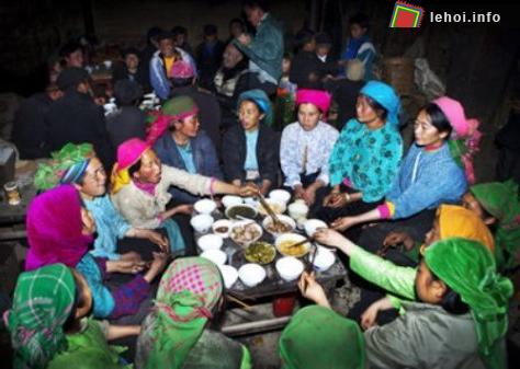 Bữa cơm của người Hmông Suối Giàng trong lễ cúng 