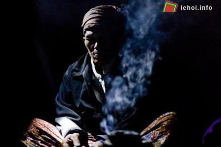 Một pháp sư Tenggerese đang đọc những lời cầu nguyện trong lễ hội
