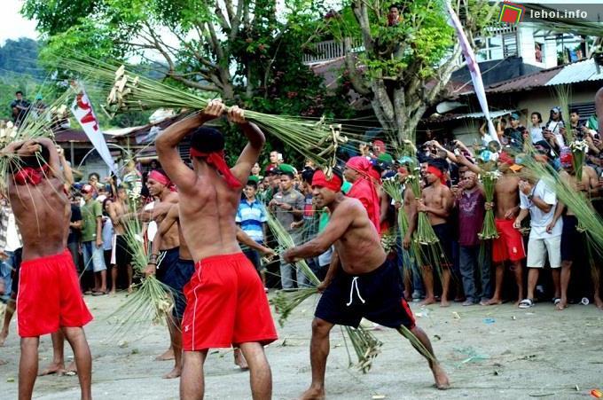 Họ dùng những chiếc chổi mây để quất và lưng và ngực đối phương