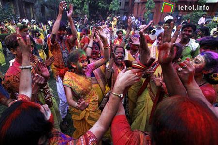 Bầu không khí đông vui, nhộn nhịp tại Đền lễ Holi