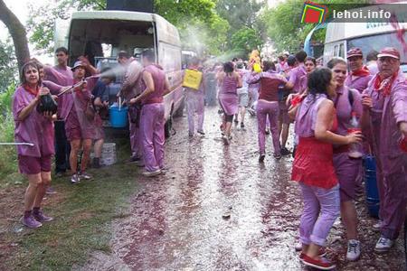 Màn “giao tranh” bằng rượu vang giữa những người tham gia.