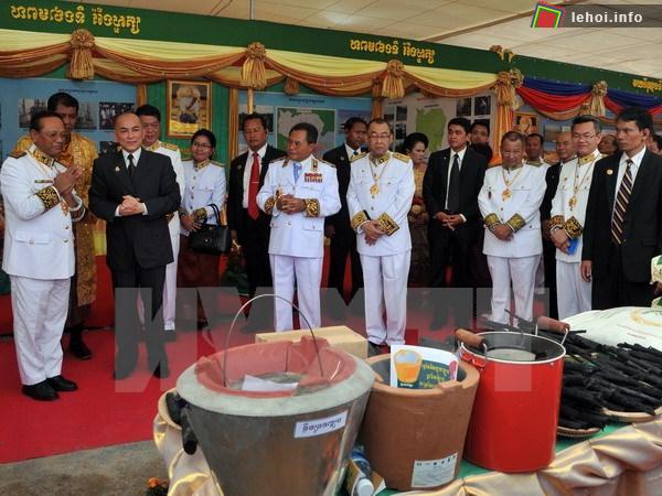 Quốc vương Norodom Sihamoni (thứ hai từ phải sang) tại Lễ hội