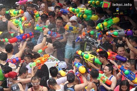 Tưng bừng Tết té nước Songkran tại Thái Lan ảnh 2