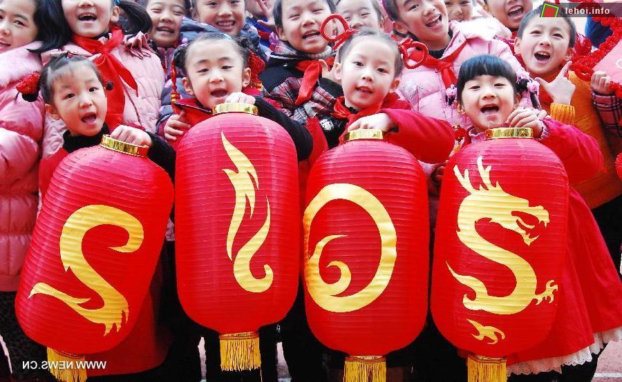 &nbsp; &nbsp;Học sinh Trung Quốc với những chiếc đèn lồng mang thông điệp năm mới 2012.