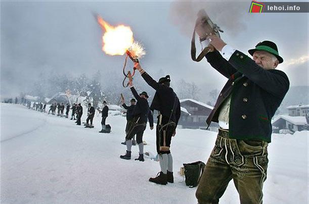 Những người dân vùng cao nguyên Bavaria trong bộ quần áo truyền thống, khai hỏa vào dịp Giáng sinh tại ngôi làng Schöenau, miền nam đất nước Đức. (Ảnh: AP)