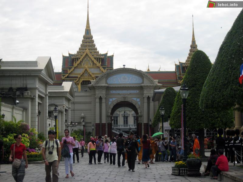 Đông đảo khách du lịch đến tham quan Hoàng cung
