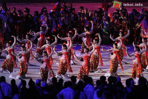 Các nghệ sỹ đồng diễn điệu múa Indonesia.