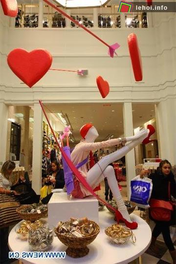 Không khí ngày lễ Valentine cũng xuất hiện trong một cửa hàng thời trang cao cấp ở New York , Mỹ. Ảnh: Xinhua&nbsp;