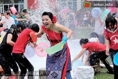 Các sinh viên tại Quảng Tây (Trung Quốc) hào hứng tham gia lễ hội té nước.