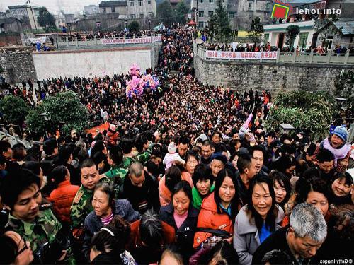 Lễ hội đi qua cầu Taiping tại Trung Quốc ảnh 2