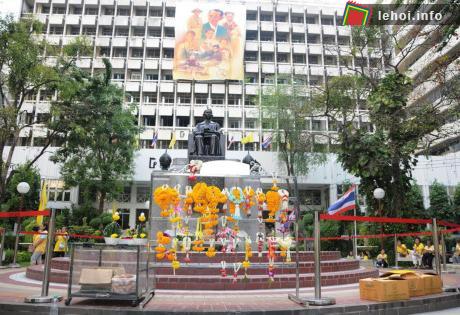 Một góc khuôn viên bệnh viện Siriraj - nơi nhà Vua Adulyadej đang nằm điều trị được người dân Thái dành để cầu nguyện cho sức khỏe Nhà Vua.