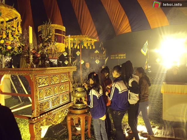 Người dân và du khách đến dâng hương, cầu nguyện