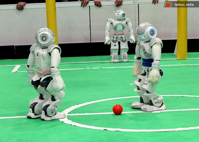 Robot đá bóng