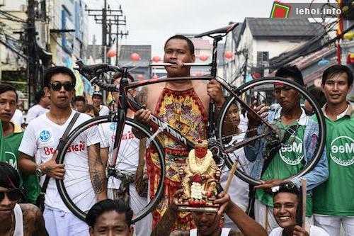 Lễ hội ăn chay 'rùng rợn' của dân đảo Phuket ở Thái Lan ảnh 2