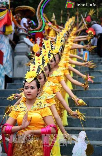 Thưởng thức nghi thức múa đặc sắc của lễ hội.