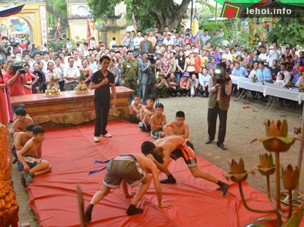 Đấu vật trong ngày hội