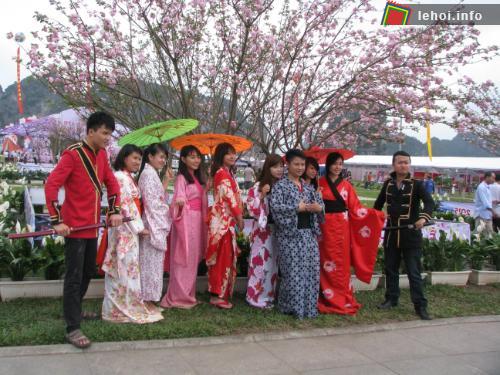 Các bạn trẻ chụp ảnh cùng hoa anh đào