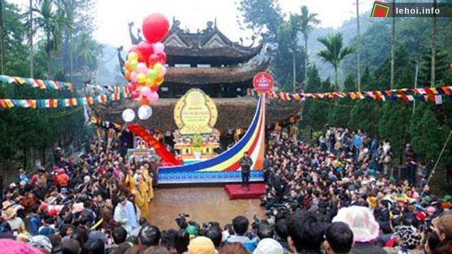 Đông đảo người dân và du khách đến tham dự lễ hội