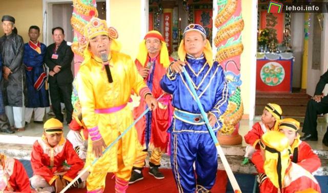 Hát bả trạo tại lăng Tiêu Diện để ca ngợi công đức của cá Ông cứu người