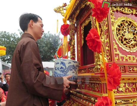 Nghi thức đưa bát hương trở lại kiệu Ngọc Lộ sau khi xin được chân nhang tại chùa Phổ Minh