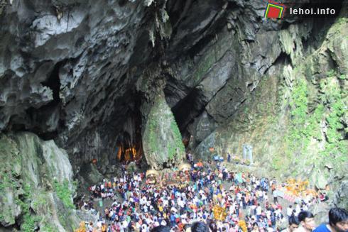 Du khách vào động Hương Tích