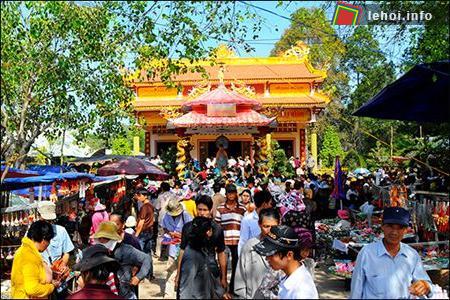 Du khách đến dâng hương tại chùa Tháp Linh
