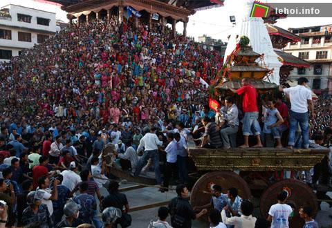Đám đông tín đồ Hindu đang đưa tượng thần voi về với biển Arập trong ngày cuối cùng diễn ra lễ hội.