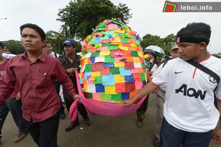 Những người theo đạo Thiên Chúa ở Indonesia mang theo một quả trứng lớn trong ngày lễ Phục sinh hôm qua