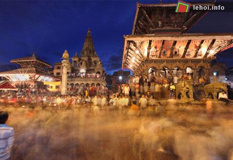 Người dân Nepal đang đẩy chiếc xe ngựa chở vị thánh sống trong suốt tuần lễ diễn ra Festival Indra Jatra tại Durbar, Katmandu, Nepal .
