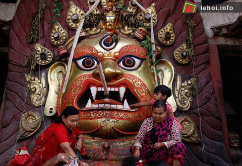 Tín đồ Hindu trong một nghi lễ tại điện thờ thánh Krishna trong festival Krishna Ashtami tại Katmandu, Nepal .