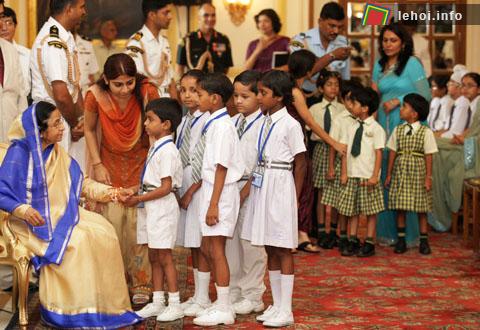Một phụ nữ Hindu đang đón mừng festival Rishi Panchami bằng cách giúp người bạn ngâm mình xuống nước thánh tại sông Bagmati, Kathmandu.