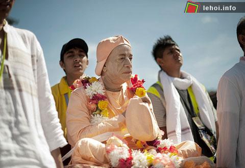 Hàng nghìn người mộ đạo nối đuôi nhau lên núi Bromo tại Probolinggo, East Java, trong festival Yadnya Kasada.
