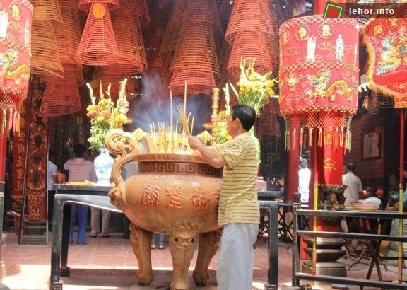 Người dân đến thắp hương cầu khấn tại Chùa Ông