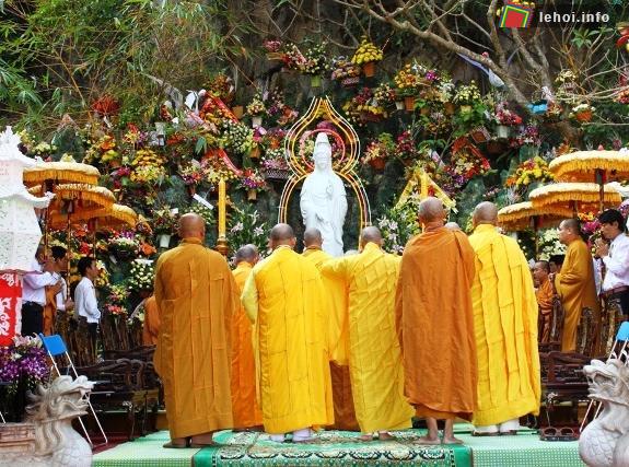 Các nhà sư đang đọc kinh trước tượng Quan Thế Âm