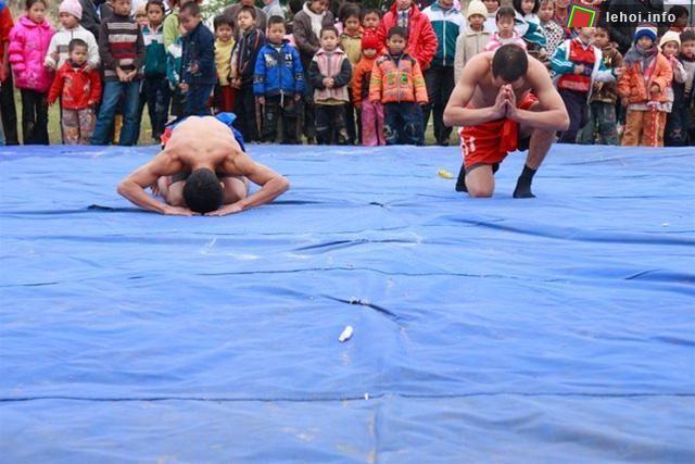 Hai đấu sĩ chào khán giả trước khi giao đấu