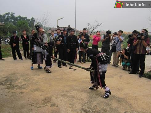 Trò chơi đẩy gậy trong lễ hội