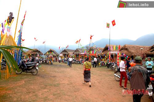 Quang cảnh khu hội trại và gian hàng tại Lễ hội đền Chín Gian