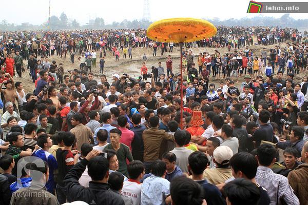 Cảnh thanh niên trong làng đua nhau cướp Phết