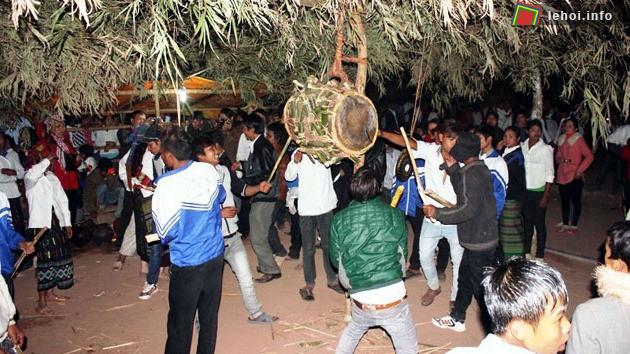 Ai cũng cố đập cho trống nhanh vỡ để... tự tình